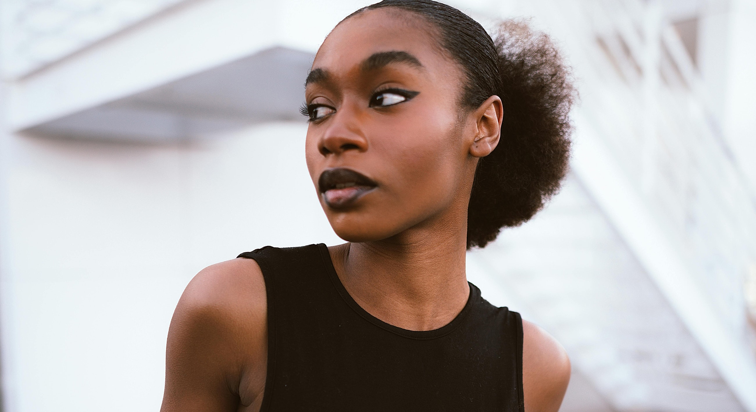 Portrait of a woman with natural hairstyle.
